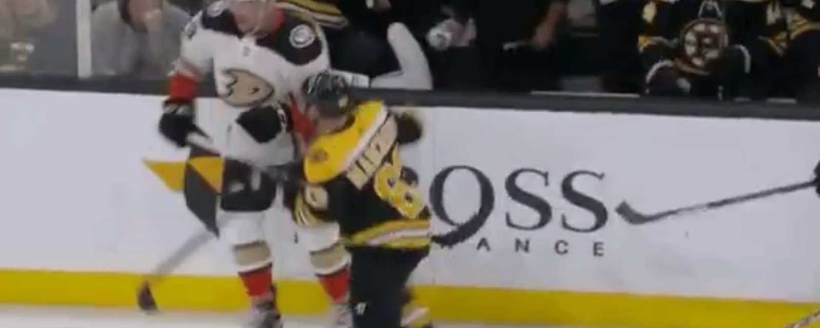 Brad Marchand provoque Maxime Comtois et se dégonfle comme un pissou. 