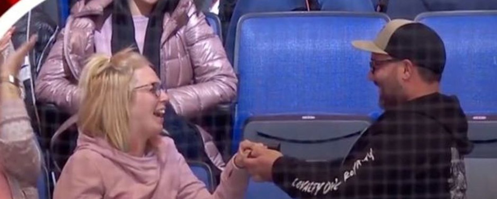 Il demande sa blonde en mariage aux Remparts pendant la Kiss Cam!