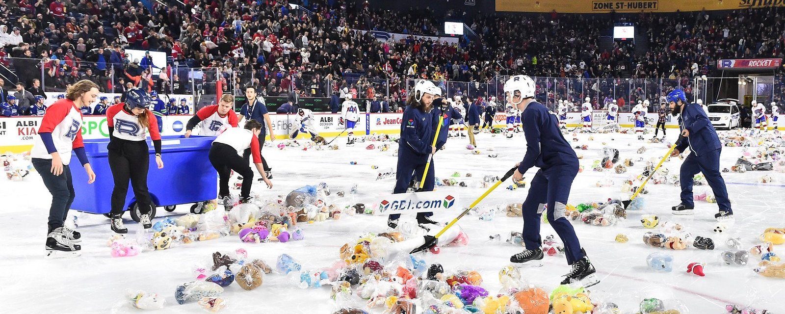 À VOIR | Les partisans du Rocket envoient une volée de peluches sur la glace de la Place Bell