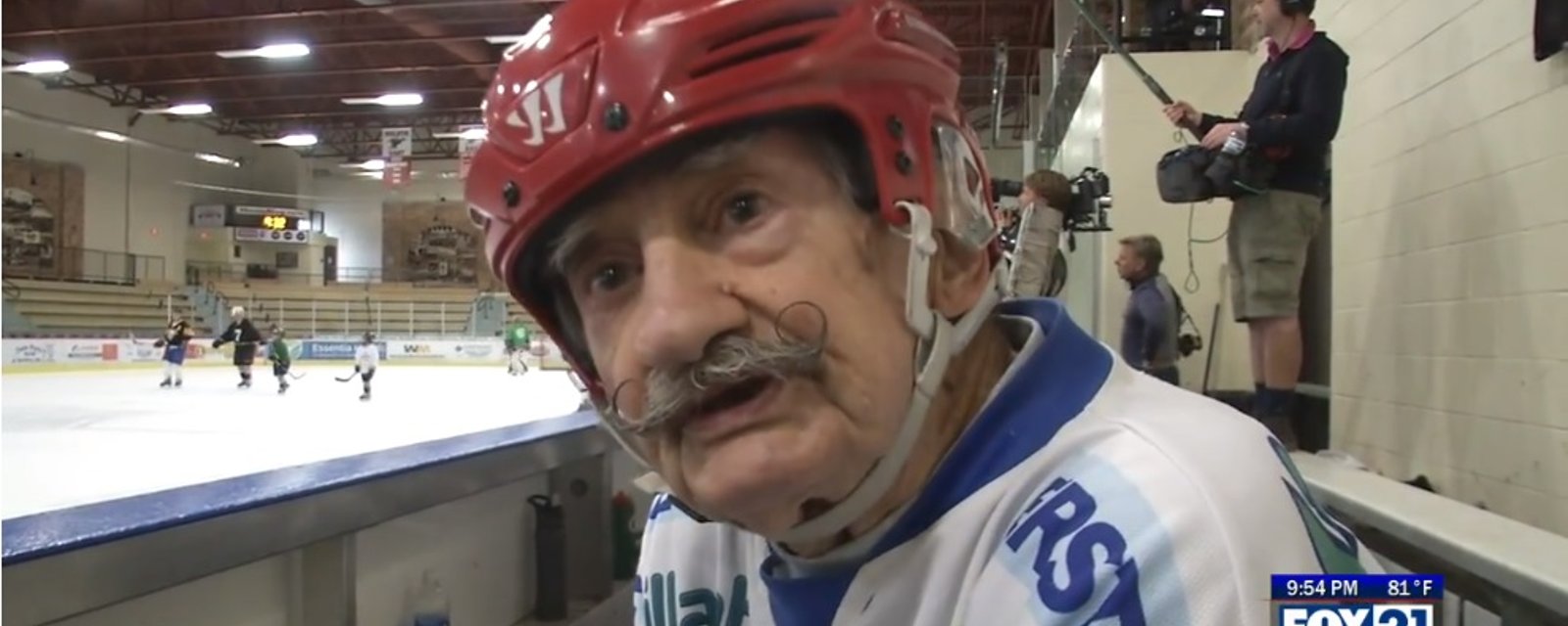 À 98 ans, il est le plus vieux joueur de hockey de la planète!