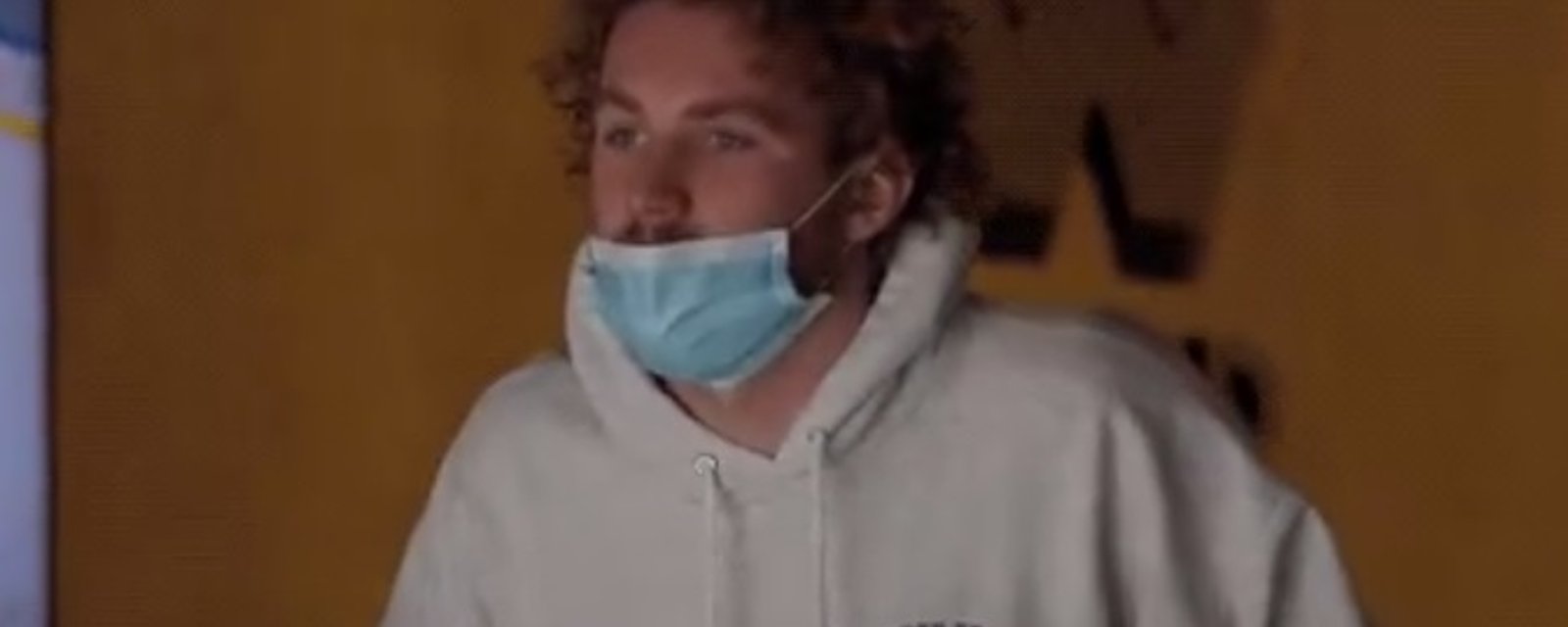 Matthew Tkachuk a été filmé pendant que son équipe se faisait démolir