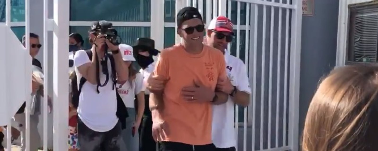 Complètement saoul, Tom Brady a dû être escorté après la parade des Buccaneers!