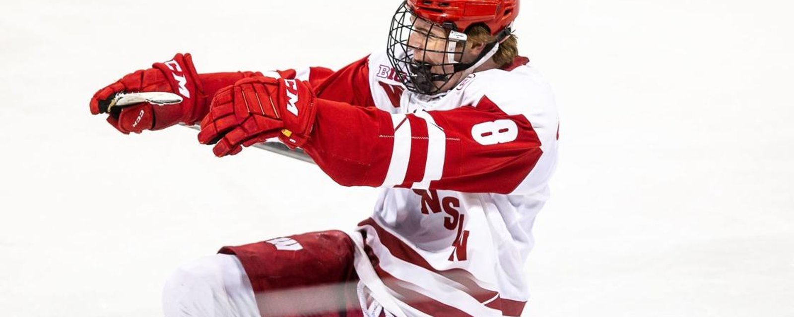 Cole Caufield remporte le trophée Hobey Baker !