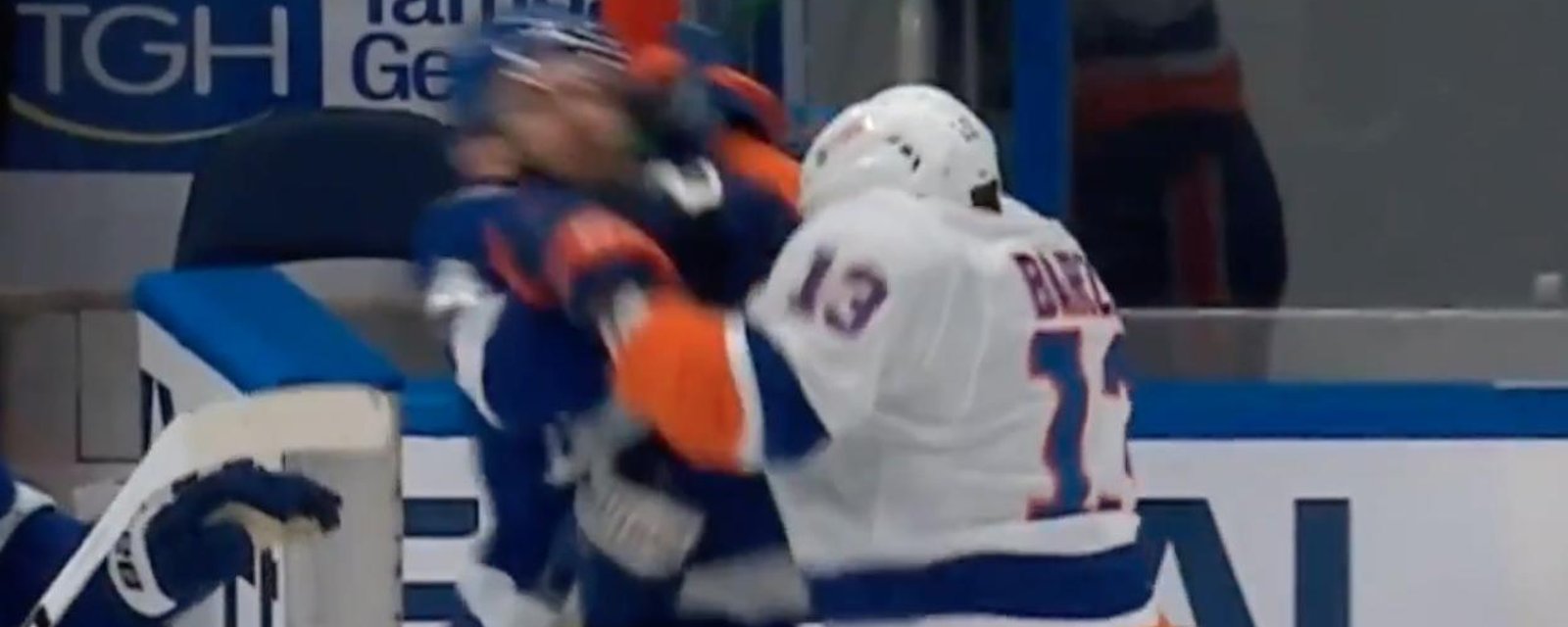 Le joueur étoile des Islanders Mathew Barzal est expulsé 
