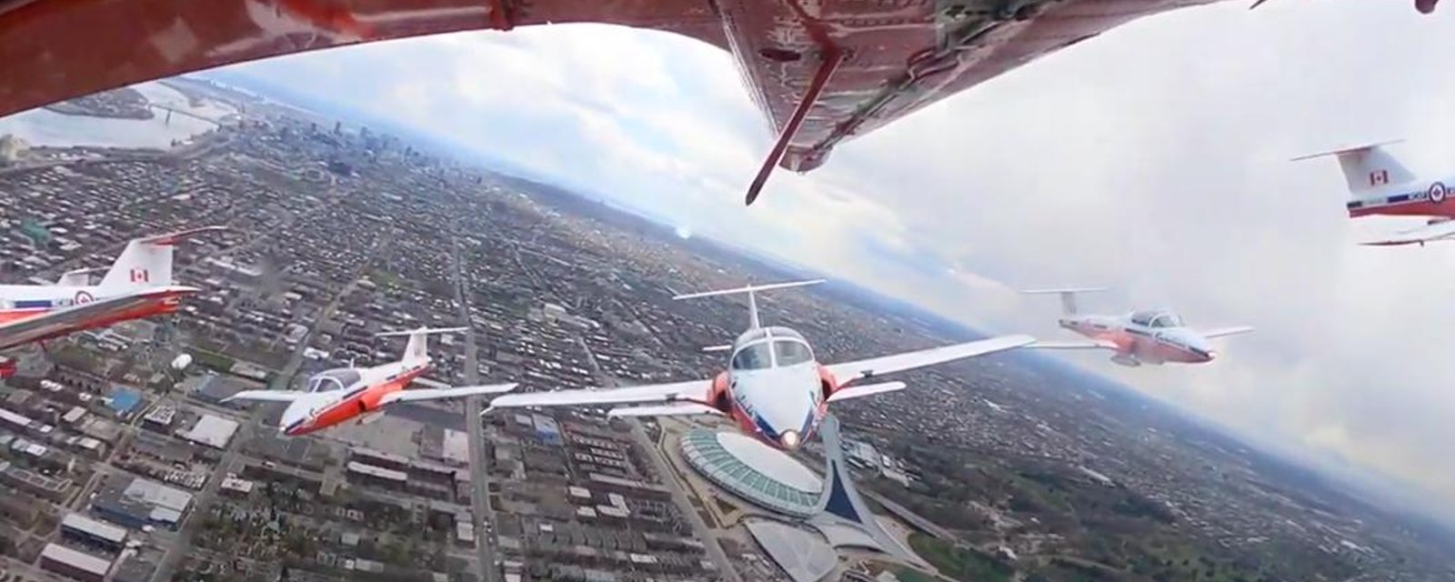 Voyez la vue aérienne imprenable des Snowbirds lors de leur passage à Montréal hier (VIDÉO)