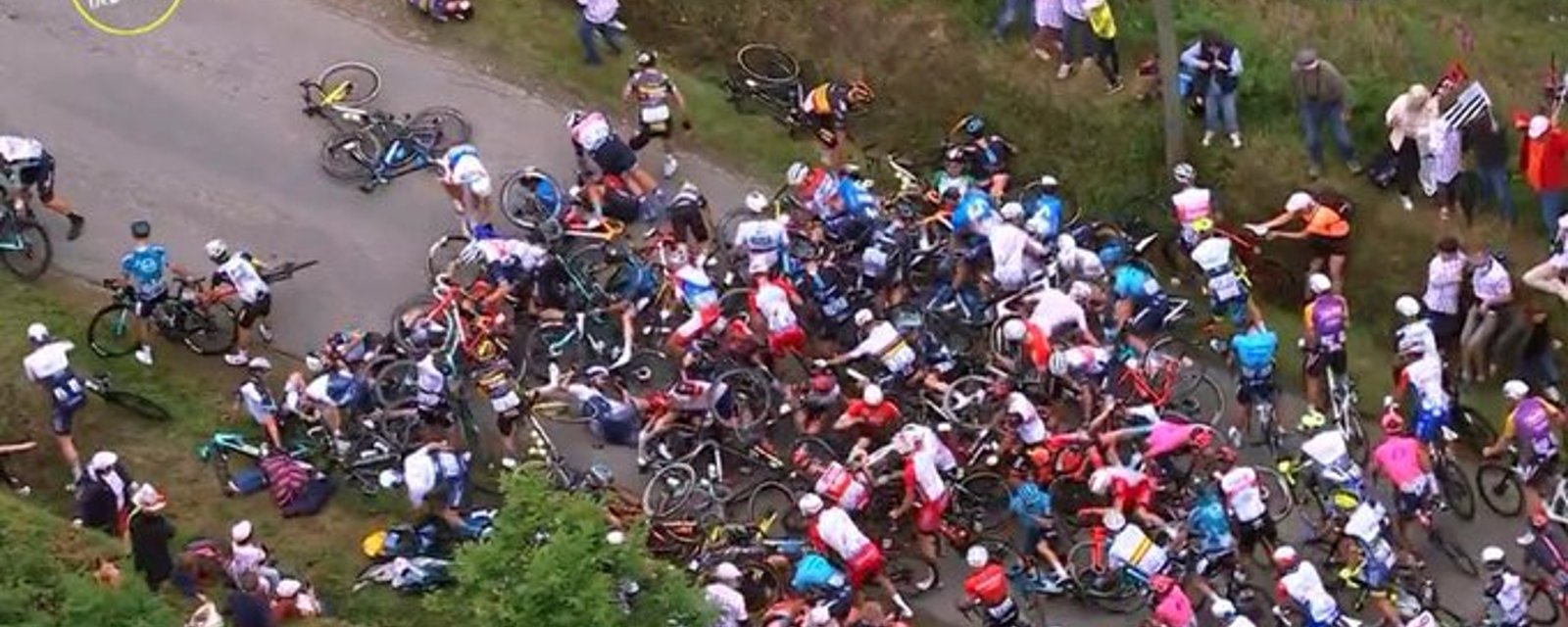 Une spectatrice cause un gros accident au tout début du Tour de France (VIDÉO)