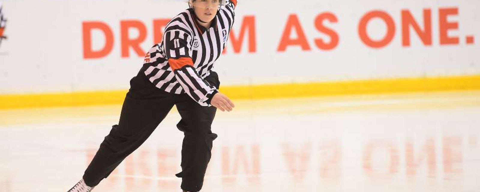 Élizabeth Mantha, la soeur d'Anthony Mantha, a arbitré son premier match dans la LAH ce soir