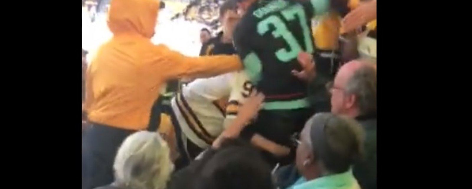 Une violente bagarre a éclaté dans les estrades lors du match des Preds hier!