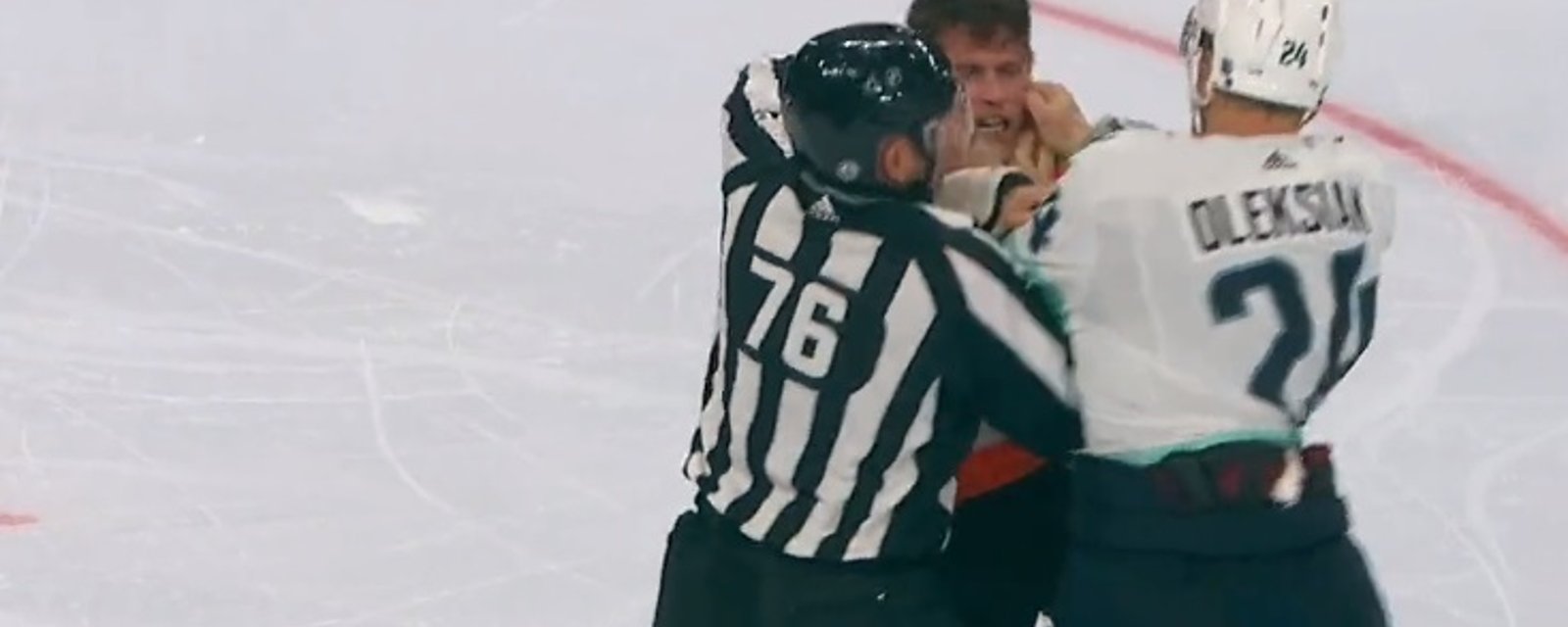 En plein combat, Jamie Oleksiak donne un bec en pincettes à son adversaire!