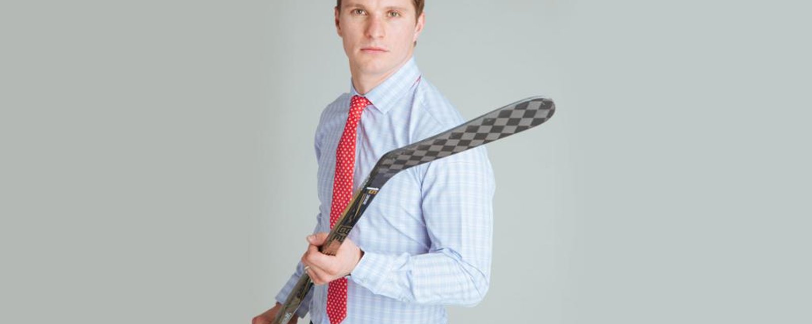 Antoine Roussel détruit Jonathan Toews lors d'une entrevue