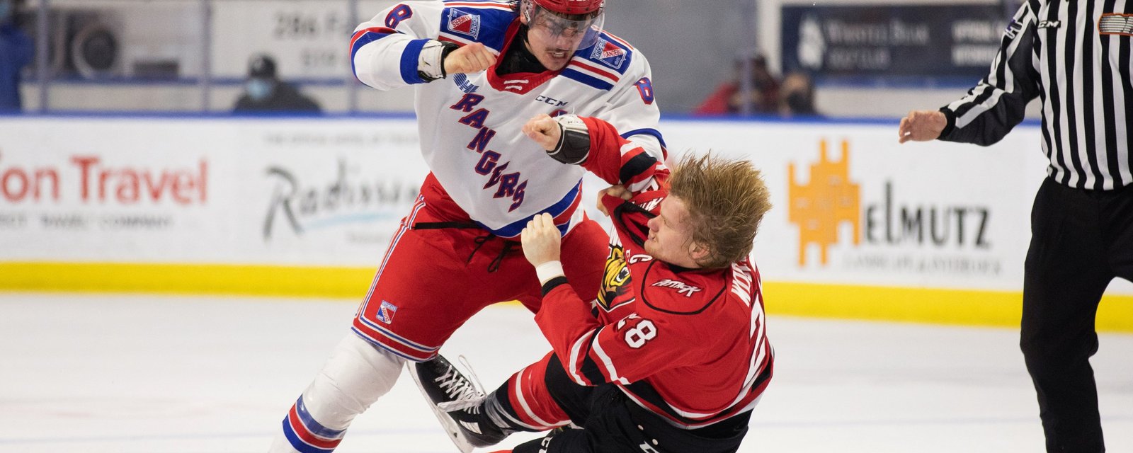 VIDÉO | L'espoir du Canadien Arber Xhekaj met K.O un joueur dans la Ligue de hockey de l'Ontario