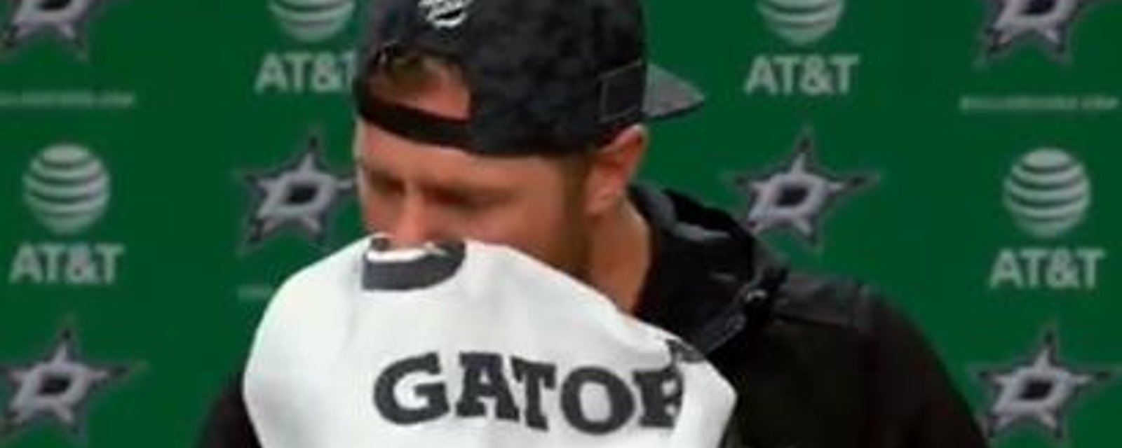 Joe Pavelski éclate en sanglots pendant qu'il s'adresse aux journalistes