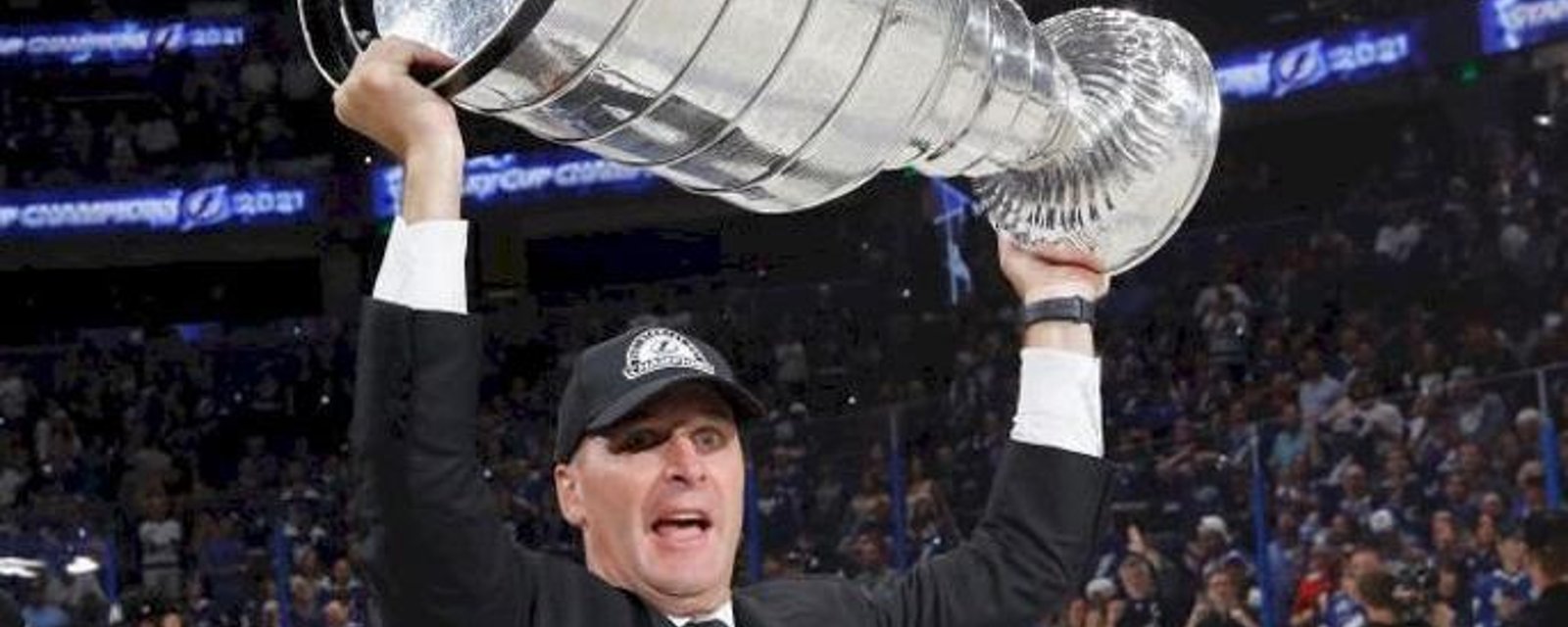 Julien BriseBois lance des fleurs à Mathieu Darche 