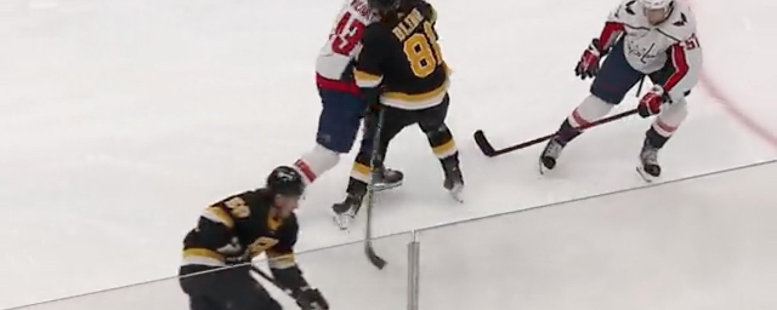 VIDÉO | Tom Wilson détruit Anton Blihd et ne reçoit aucune pénalité