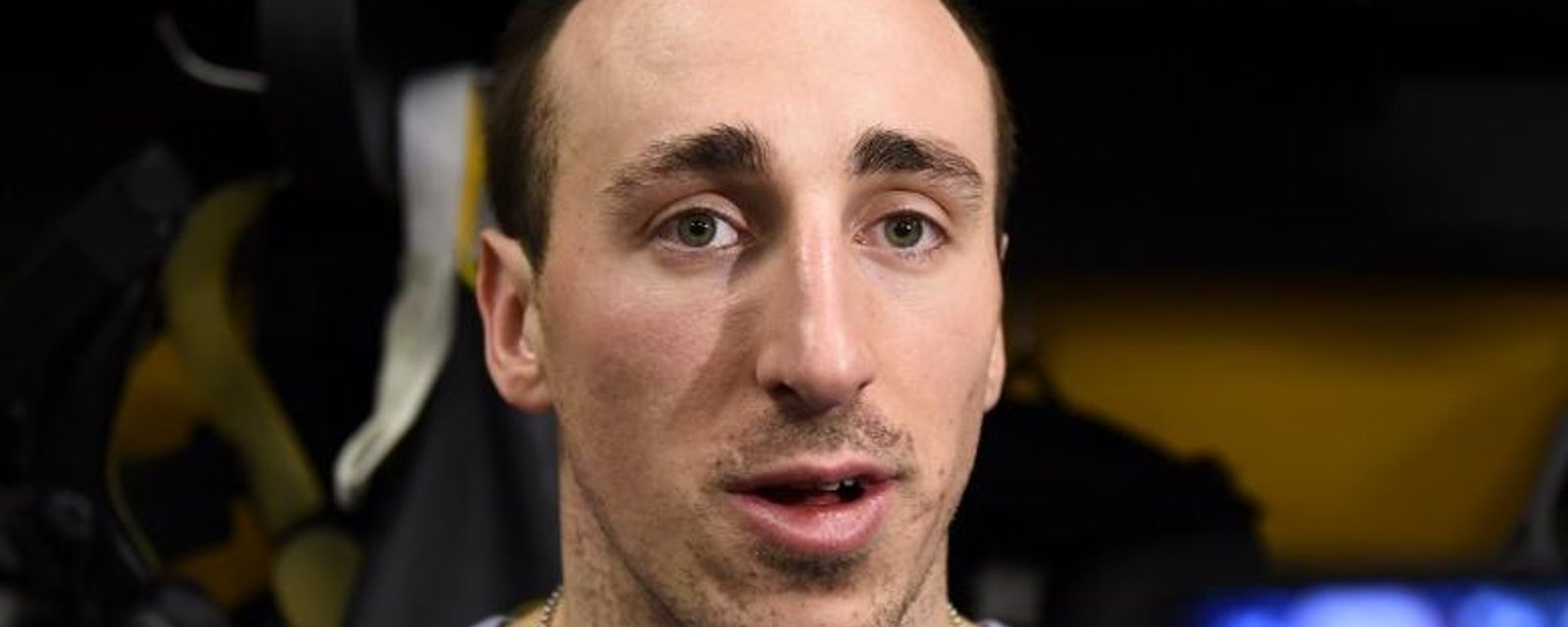 Brad Marchand s'enfarge dans la ligne bleue!