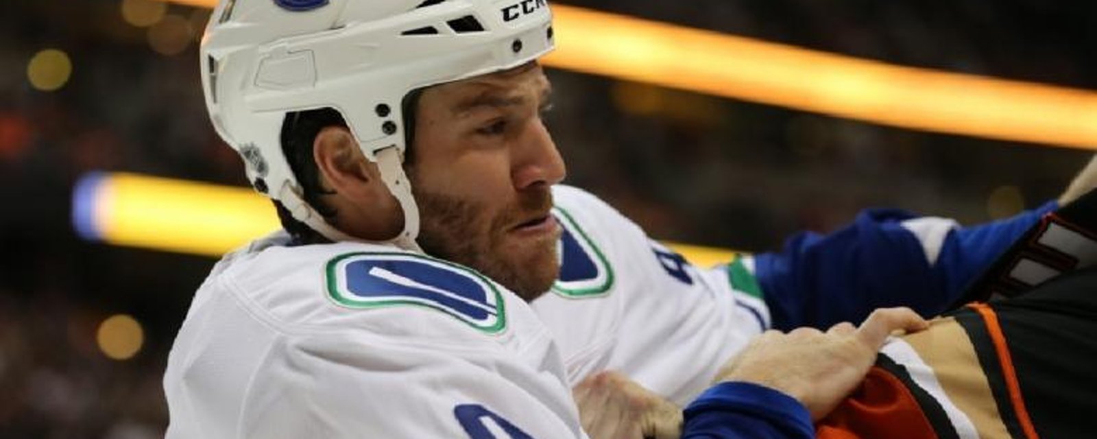 Superbe geste de Brandon Prust!