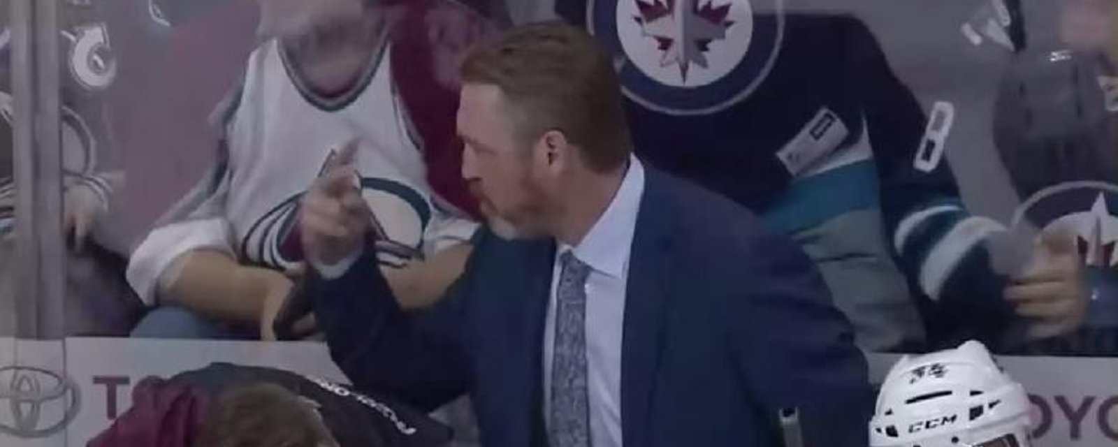 Patrick Roy dit clairement à son joueur que son match est terminé!