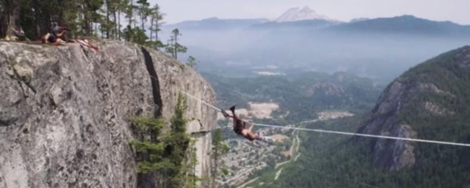 À VOIR: Un Canadien frôle la mort en battant le record mondial de slackline!