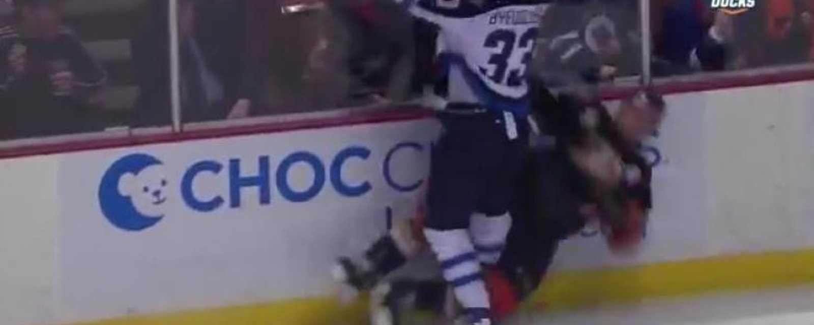 Collision de poids lourds: Byfuglien ramasse Beauchemin!