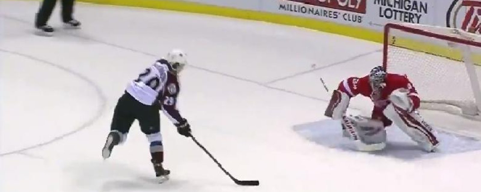 MacKinnon est 4 en 4 avec cette superbe feinte en fusillade! 