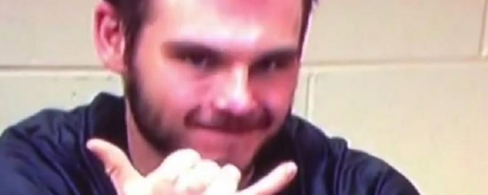 Vidéo:Alex Galchenyuk et Carey Price s'amusent dans le vestiaire après le gain de leur équipe à Philly!
