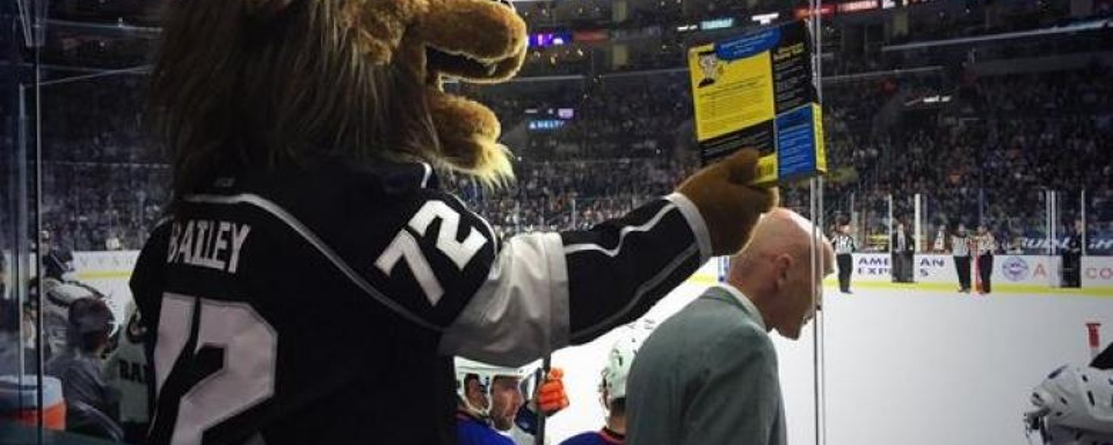 La mascotte des Kings nargue les joueurs des Oilers en plein match!