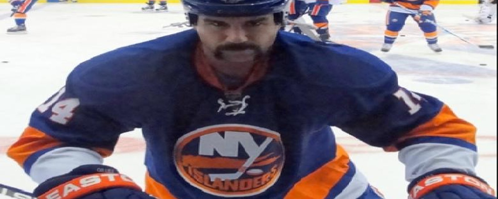 Trevor Gillies fait un geste dégueulasse, se fait suspendre 12 matchs!