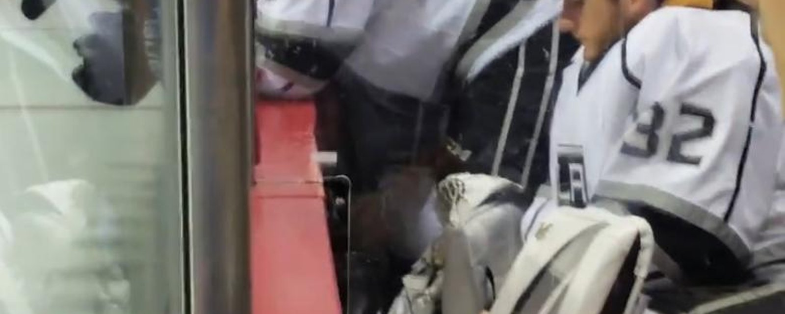 Jonathan Quick se met dans l'illégalité pour faire plaisir à un jeune fan!