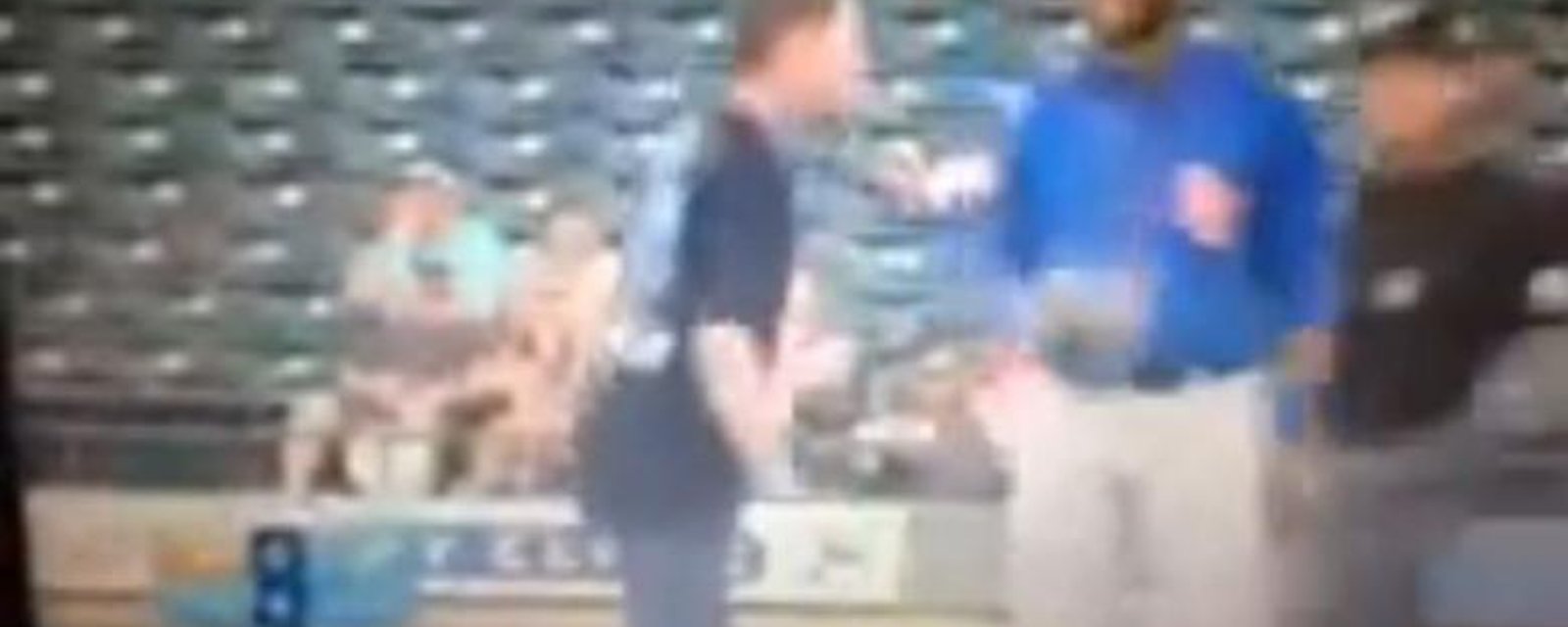 VIDÉO: Un fan saute sur le terrain pour s'attaquer au lanceur!