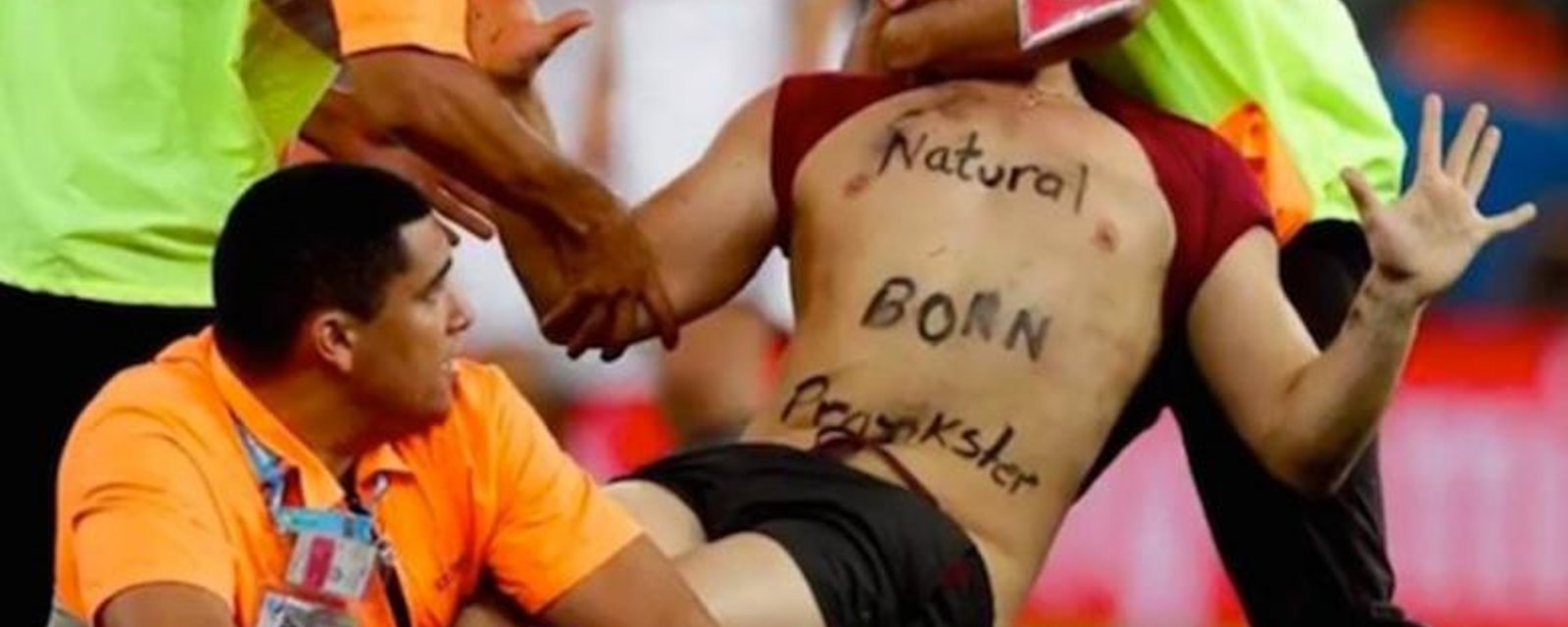 VIDÉO: Un imbécile saute sur le terrain pendant la finale de la Coupe du Monde de la FIFA!