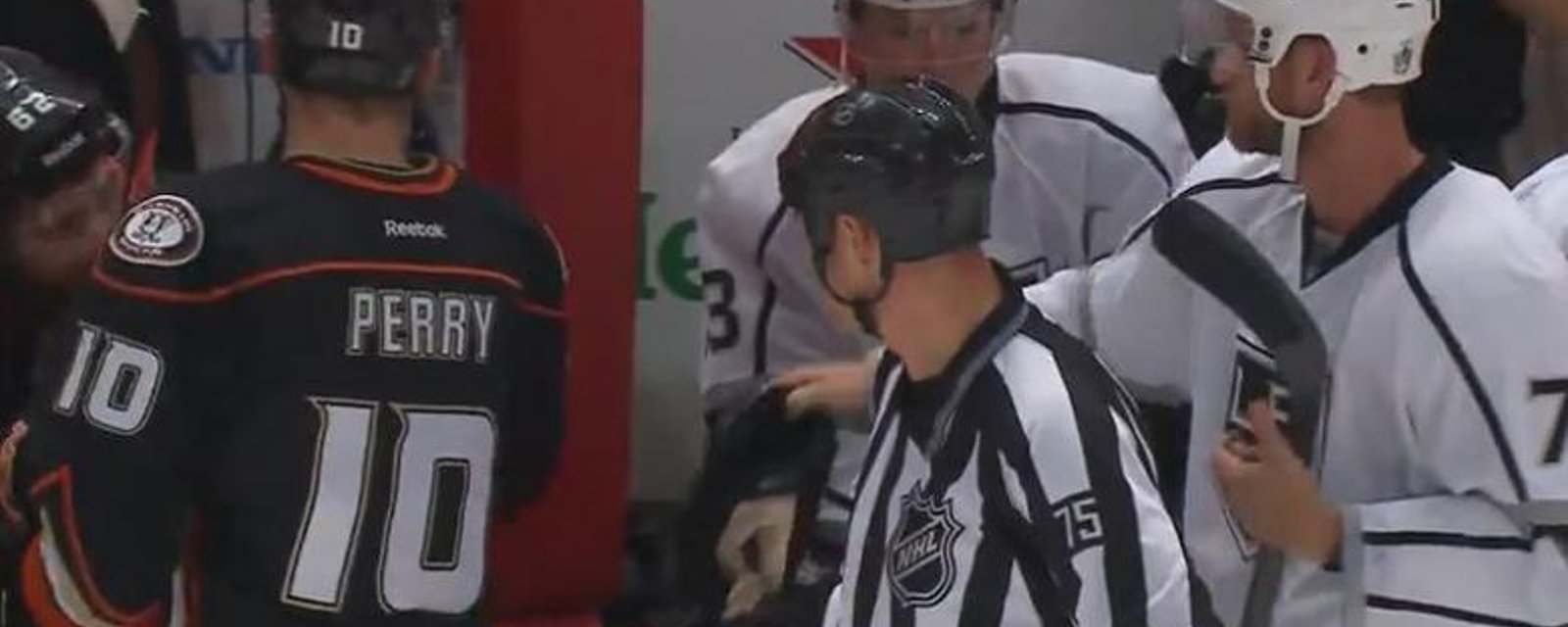 VIDÉOS: Corey Perry est une peste! Et Quick le punit!
