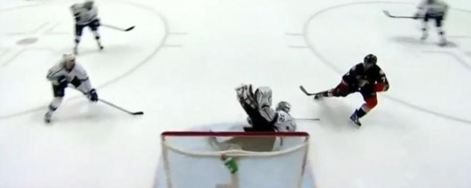 VIDÉO: Jonathan Quick vole Devante Smith-Pelley!