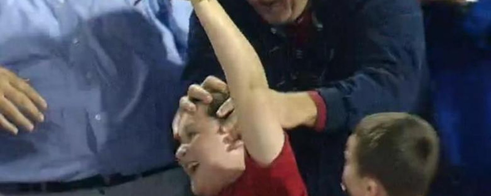 VIDÉO: Un jeune fan en sauve un autre avec un catch spectaculaire!