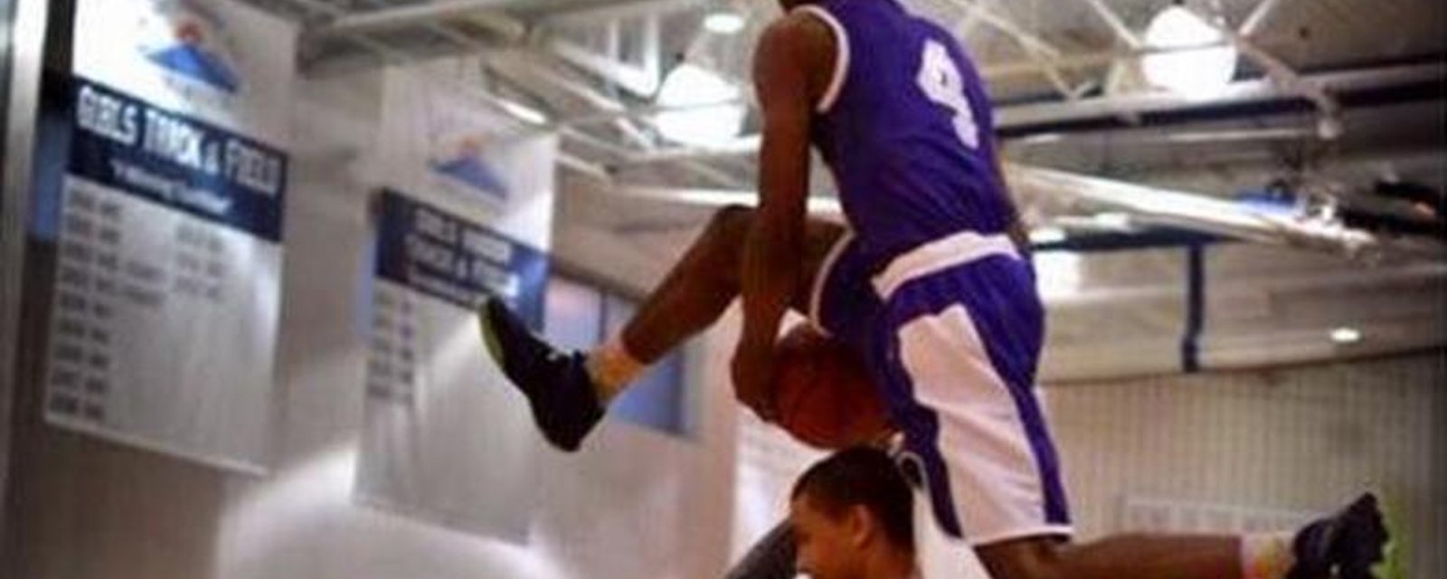 VIDÉO: Il remporte un concours de paniers avec un dunk complètement fou!