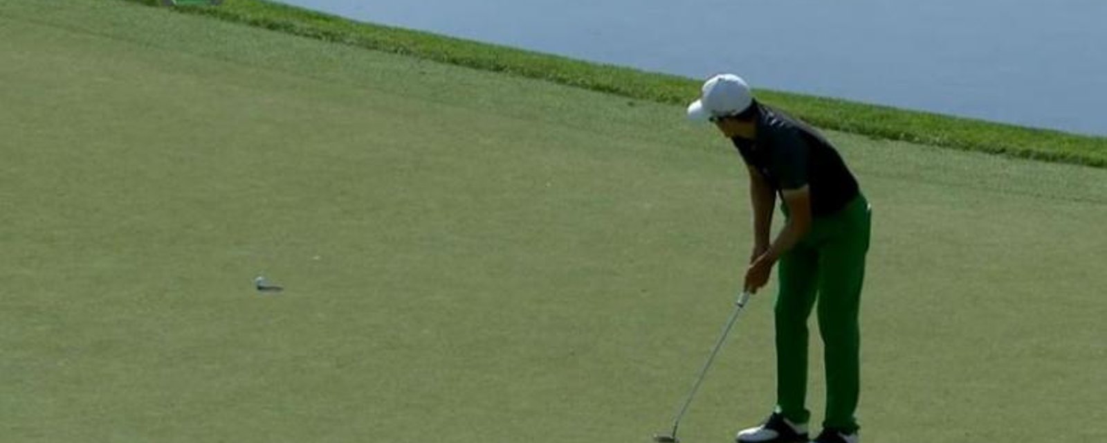 VIDÉO: Un golfeur attend pendant une éternité avant que sa balle tombe dans la coupe!