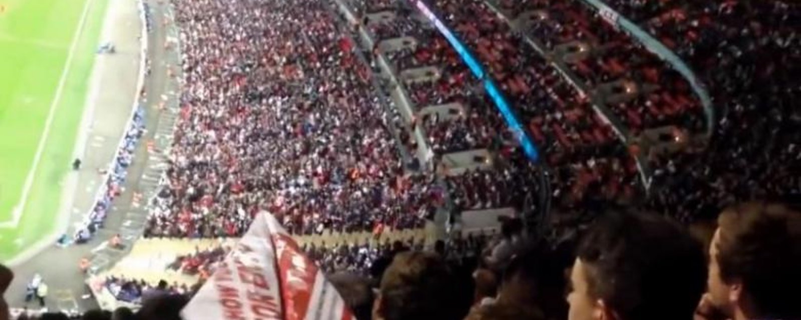 VIDÉO: Un fan atteint un joueur de soccer avec un avion en papier!
