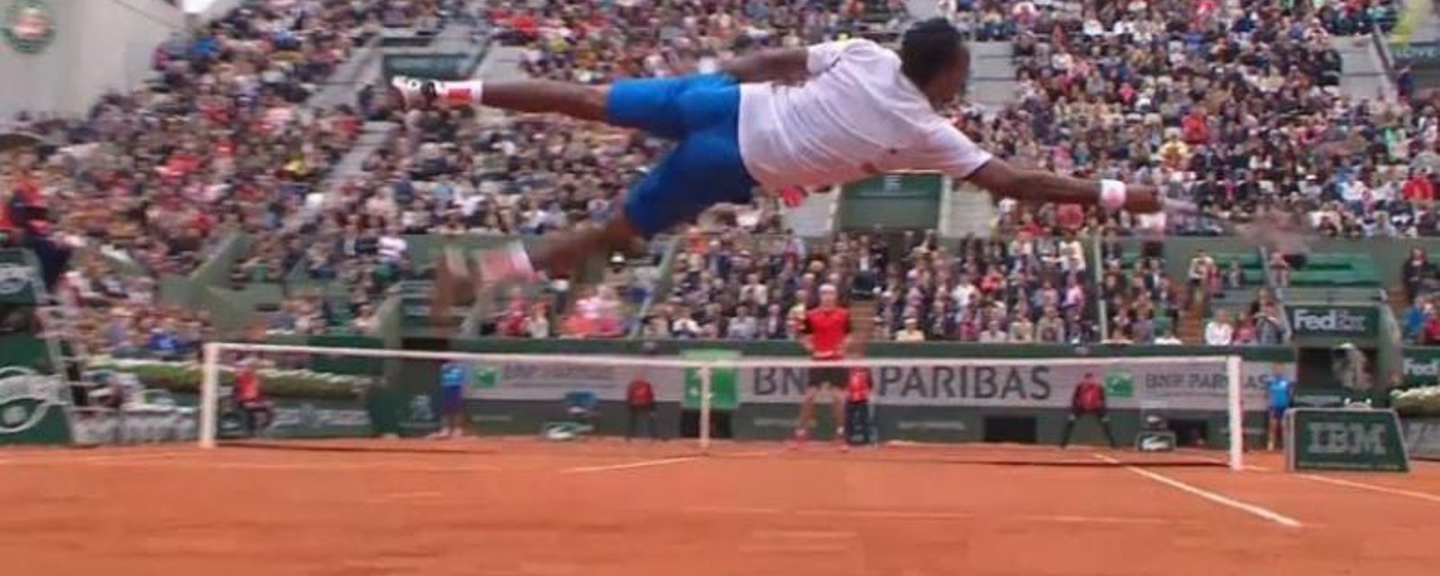 VIDÉO: Gaël Monfils réussit le coup de l'année dans le tennis!