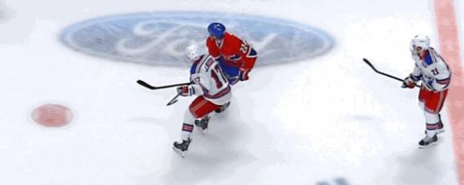 VIDÉO: John Moore risque une suspension pour son coup à la tête de Dale Weise