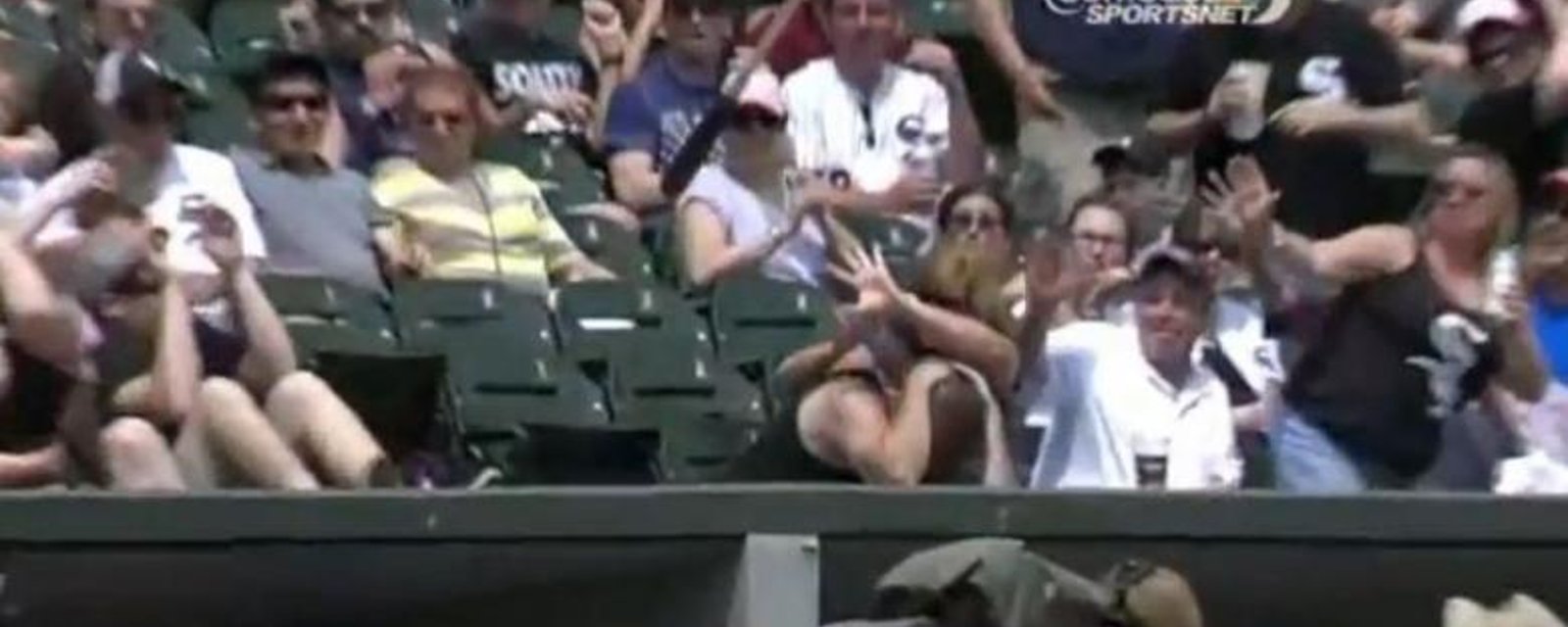 VIDÉO: Une spectatrice sauve un enfant d'une catastrophe durant un match de baseball!