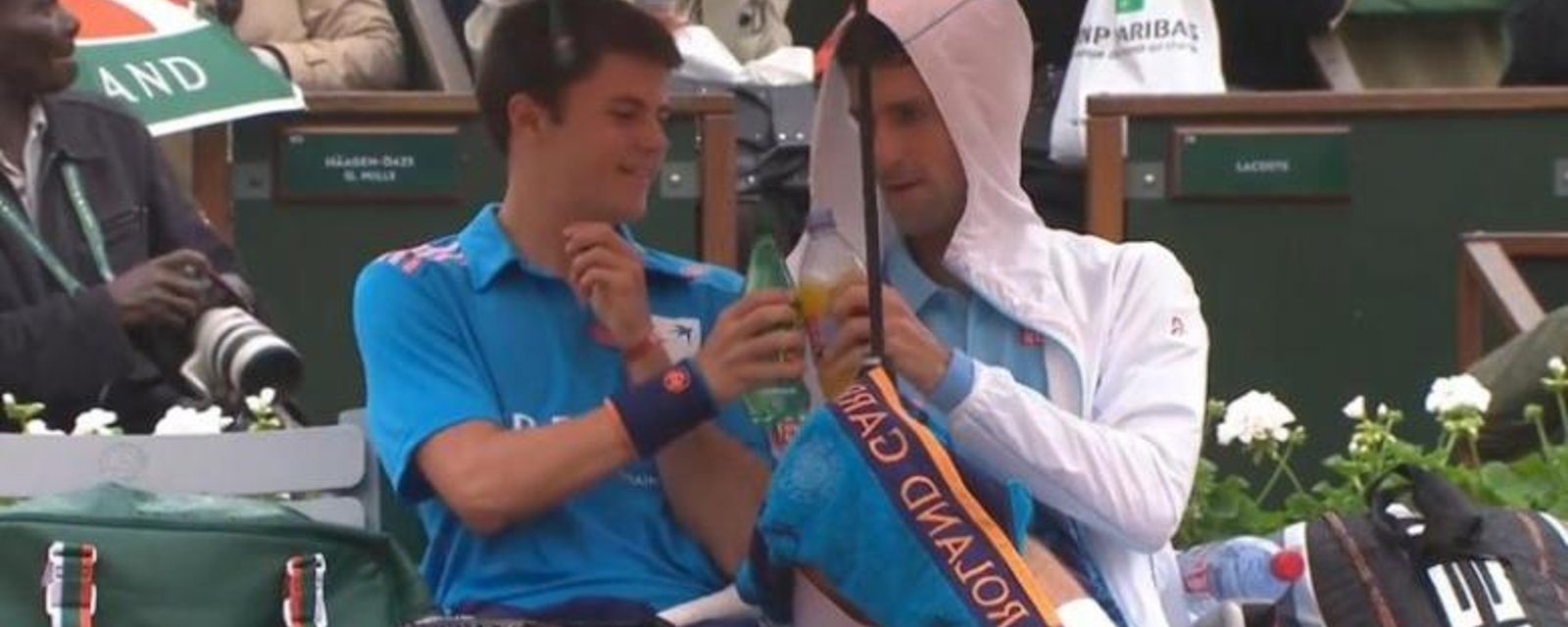VIDÉO: Novak Djokovic invite un ramasseur de balles à trinquer avec lui!