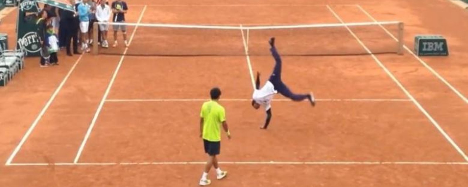 VIDÉO: Un match de tennis se transforme en battle de danse sur terre battue!