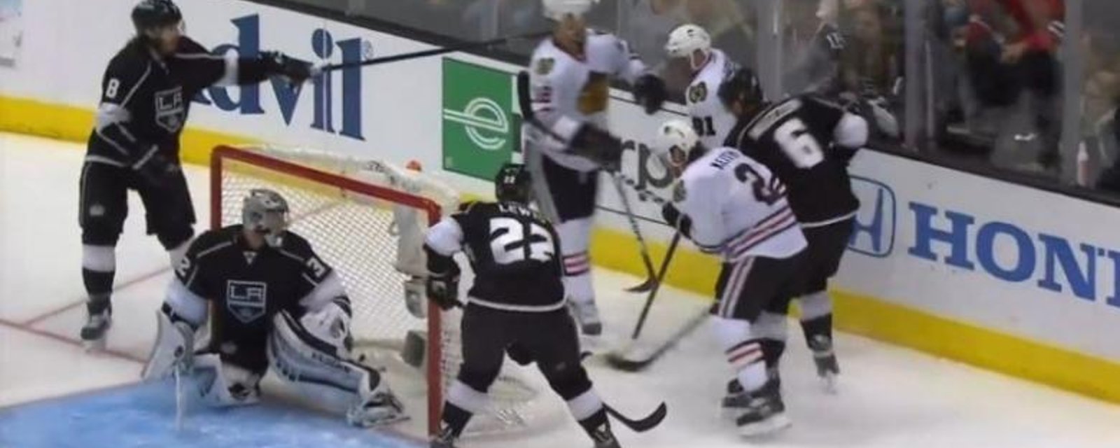 VIDÉO: Drew Doughty se fait voler son bâton par le casque de Peter Regin!