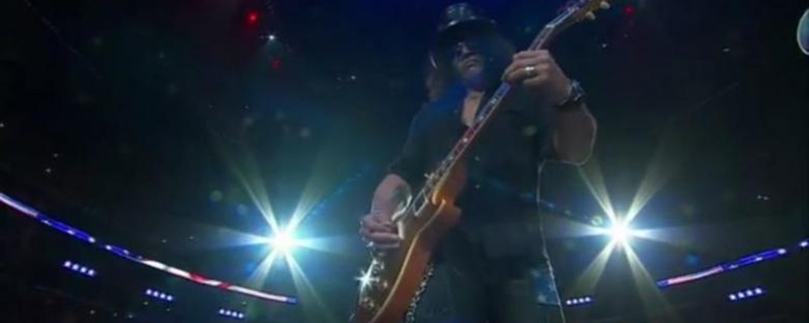 Vidéo: Slash interprète un hymne national assez spécial à Los Angeles!!!