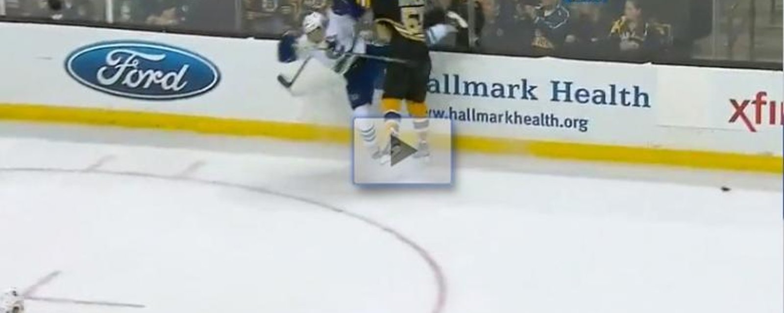 Boychuk envoie Booth faire un vol plané 