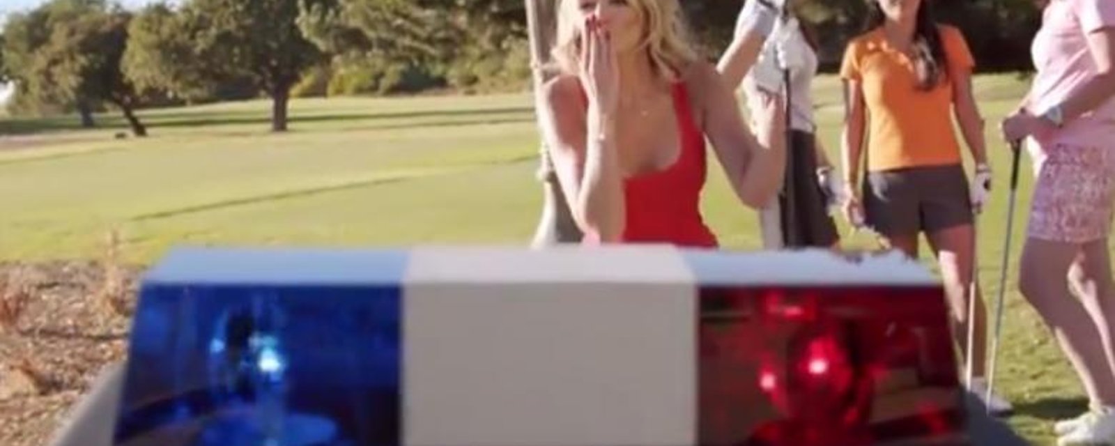 Paulina est chaude chaude chaude dans une pub de TaylorMade!