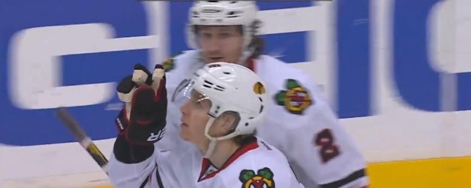 Patrick Kane rend hommage à son grand-père après son but!