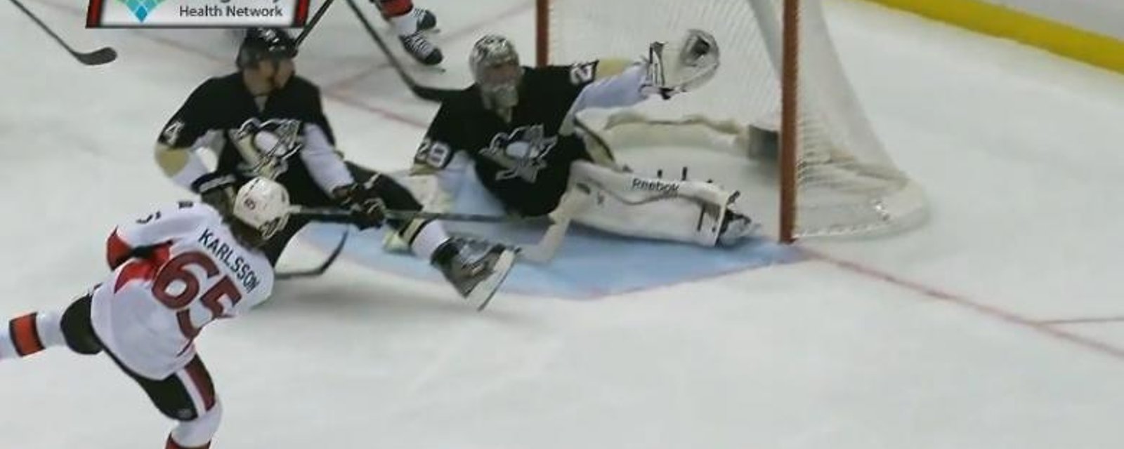 Marc-André Fleury réalise l'arrêt de l'année!?!