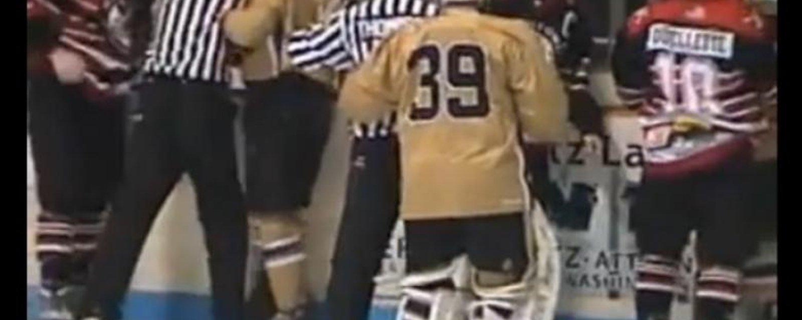 Une bagarre générale éclate dans une ligue mineure de hockey