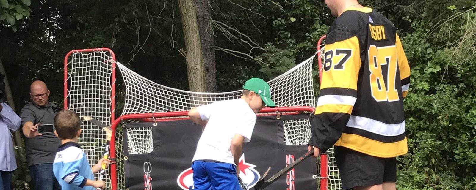 Must see: Crosby plays street hockey with lucky kids!