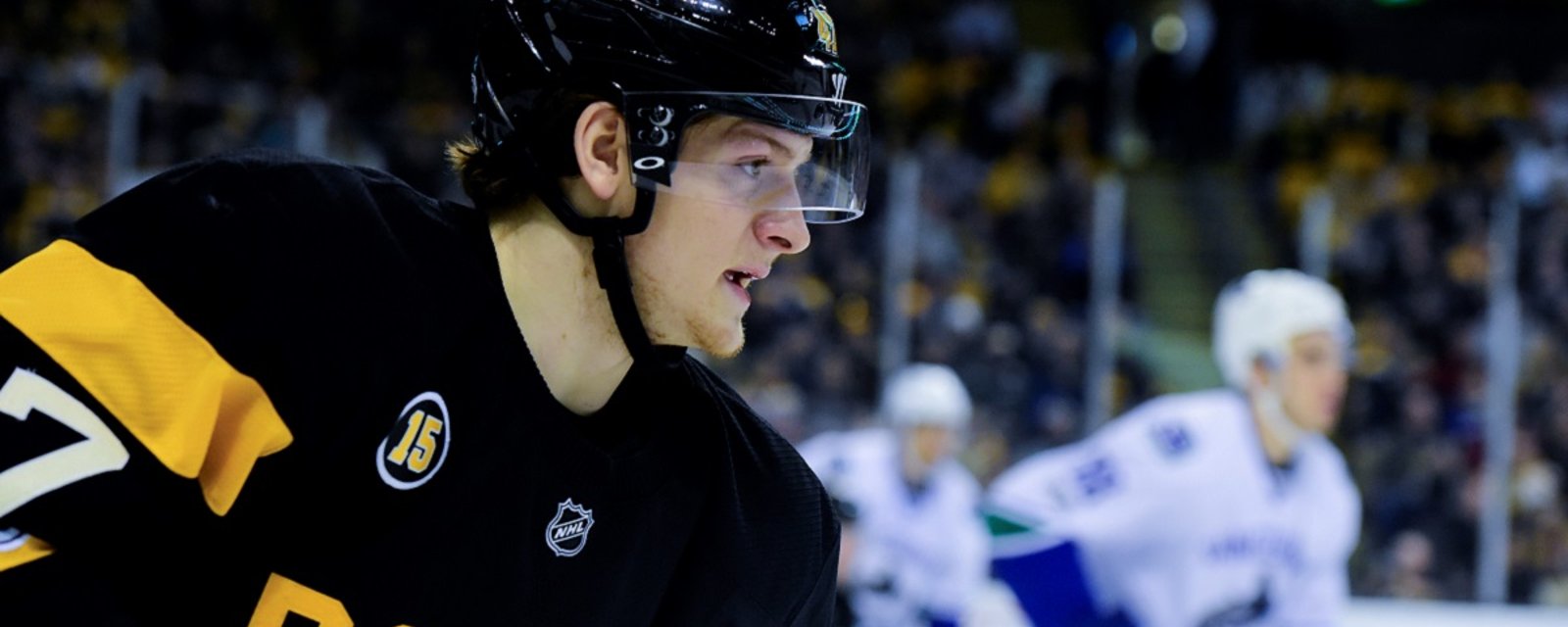 Report: Bruins veteran leaves the game after being hit in the face.